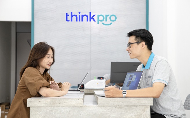 Nhân viên ThinkPro tư vấn khách hàng tại store